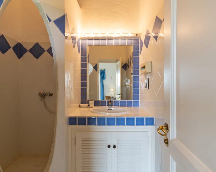 Exclusivité, Porto-Vecchio, Villa d’architecte, 7 chambres, piscines, vue mer.