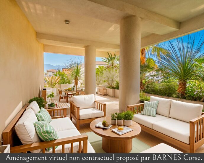 Calvi, town centre, 5-room flat, large terrace and beach on foot