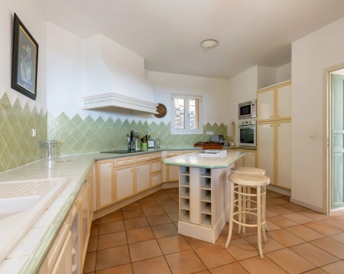 Exclusivité, Porto-Vecchio, Villa d’architecte, 7 chambres, piscines, vue mer.