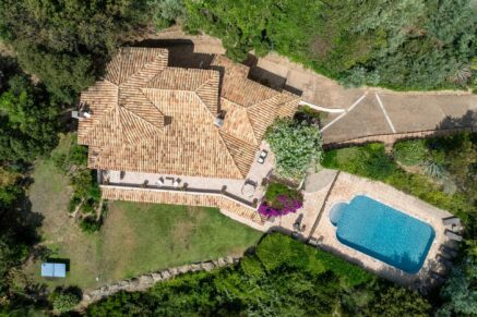 Exclusivité, Porto-Vecchio, Villa d’architecte, 7 chambres, piscines, vue mer.