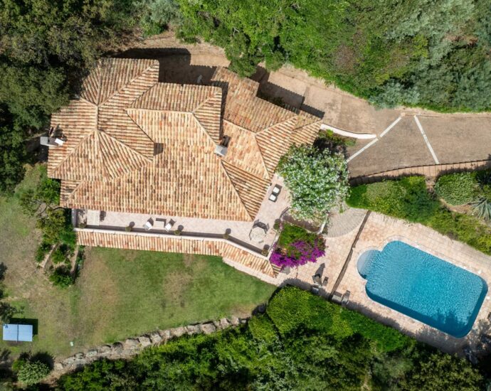 Exclusivité, Porto-Vecchio, Villa d’architecte, 7 chambres, piscines, vue mer.