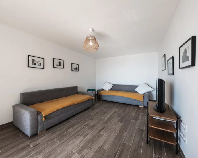 Lavasina, Appartement pied dans l’eau, 1 chambre, grande terrasse, vue mer panoramique