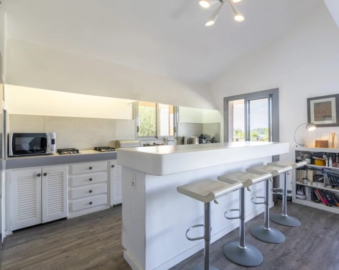 Porto-Vecchio, Domaine de Cala Rossa, villa 6 bedrooms, swimming pool and beach at walking distance