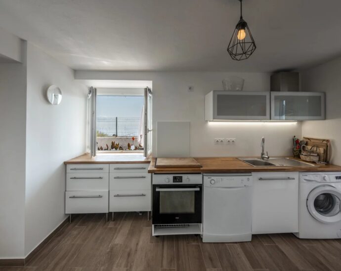 Lavasina, Appartement pied dans l’eau, 1 chambre, grande terrasse, vue mer panoramique