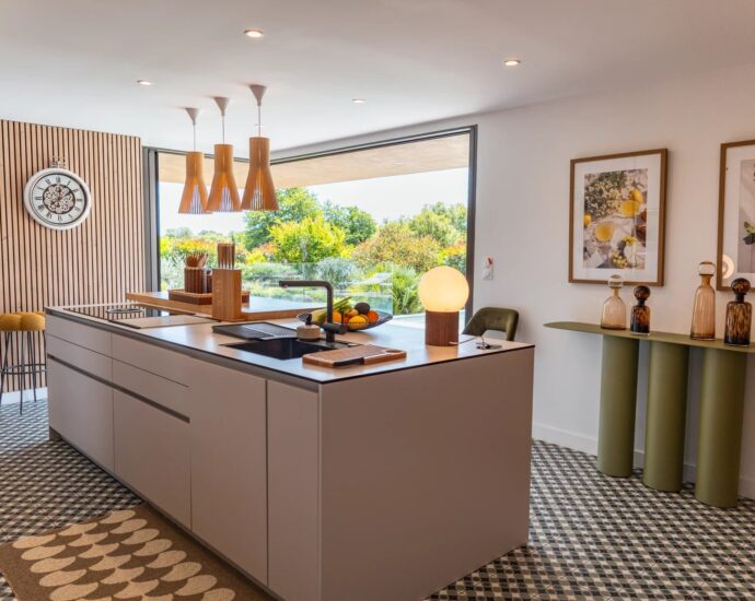 Pinarello, villa 4 chambres, avec piscine, domaine sécurisé, vue dégagée sur le maquis, proche plage