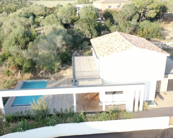 Pinarello – Villa contemporaine, 5 chambres, piscine, garage et plage à pied