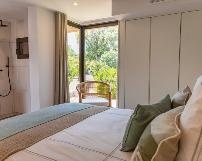 Pinarello, villa 4 chambres, avec piscine, domaine sécurisé, vue dégagée sur le maquis, proche plage