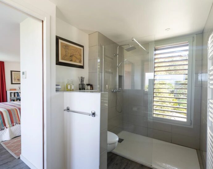 Porto-Vecchio, Domaine de Cala Rossa, villa 6 bedrooms, swimming pool and beach at walking distance