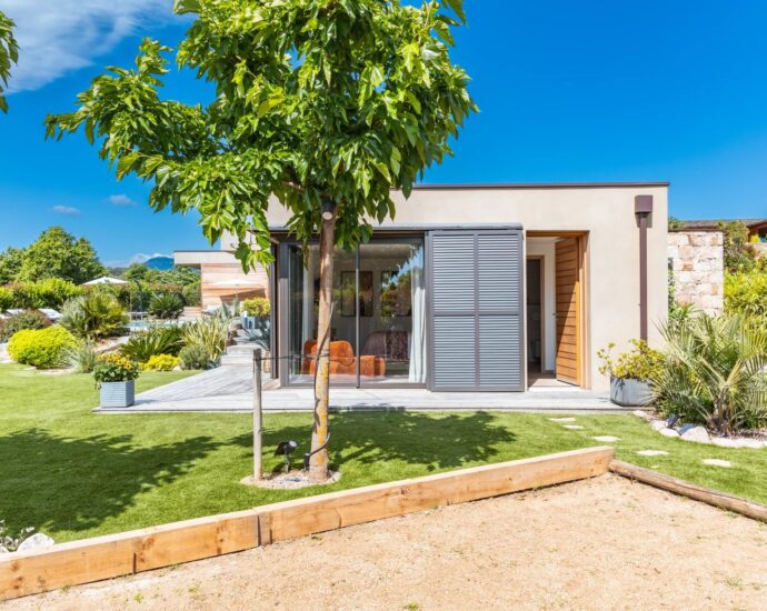 Pinarello, villa 4 chambres, avec piscine, domaine sécurisé, vue dégagée sur le maquis, proche plage