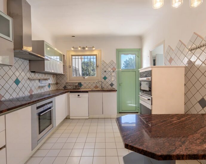Ste Lucie de Porto-Vecchio, 3-bedroom villa and 1-bedroom janitor’s cottage, mountain views
