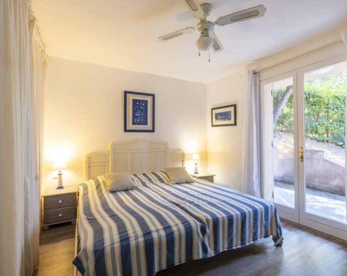 Porto-Vecchio, Domaine de Cala Rossa, villa 6 bedrooms, swimming pool and beach at walking distance