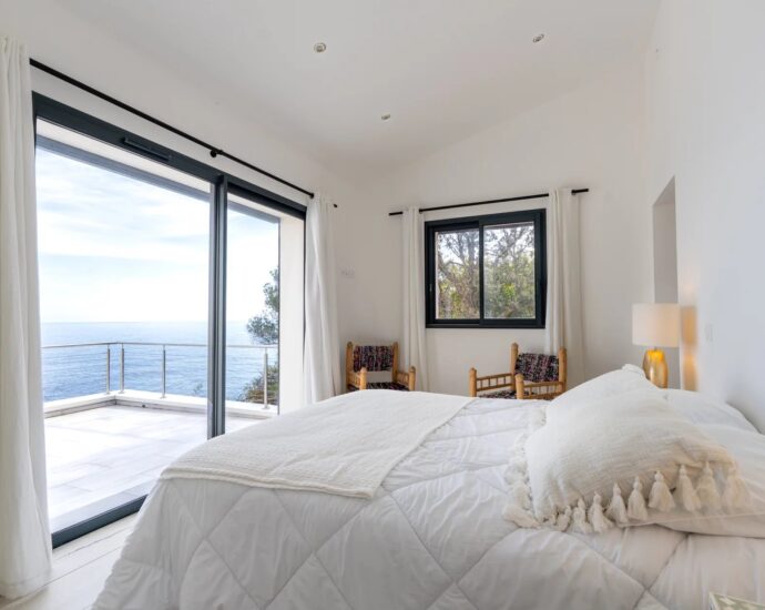 WATERFRONT VILLA WITH PANORAMIC SEA VIEW