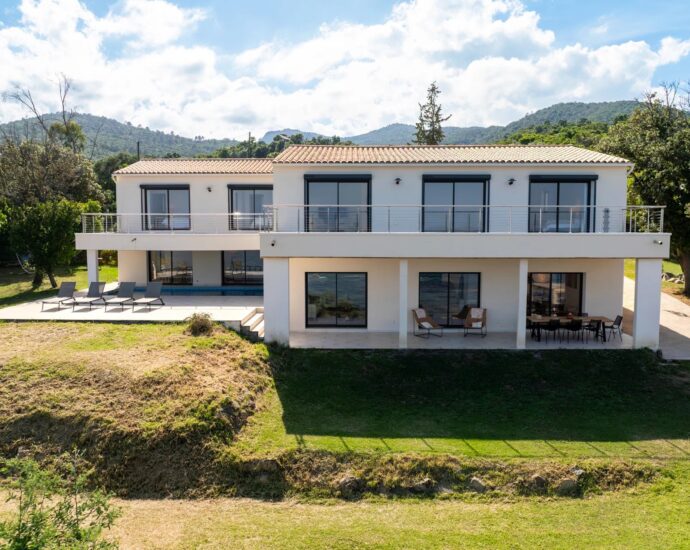 WATERFRONT VILLA WITH PANORAMIC SEA VIEW