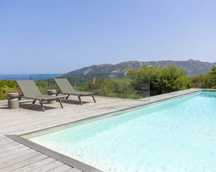 Porto-Vecchio, Santa Giulia, villa d’architecte, 4 chambres, piscine, vue mer, proche plage
