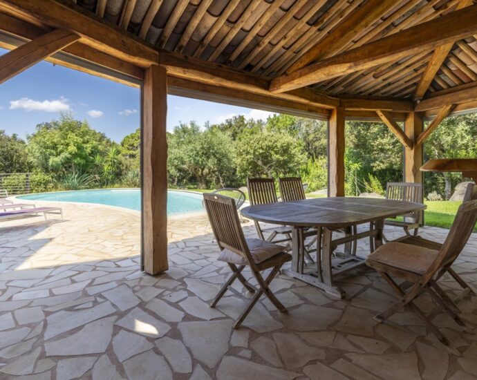 Porto-Vecchio, Domaine de Cala Rossa, villa 6 bedrooms, swimming pool and beach at walking distance
