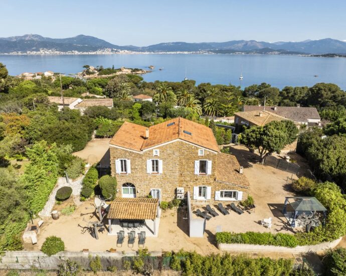 Exclusivité, Porticcio, Presqu’île d’Isolella, Villa type mas, 7 chambres, accès plage à pied, en bord de mer