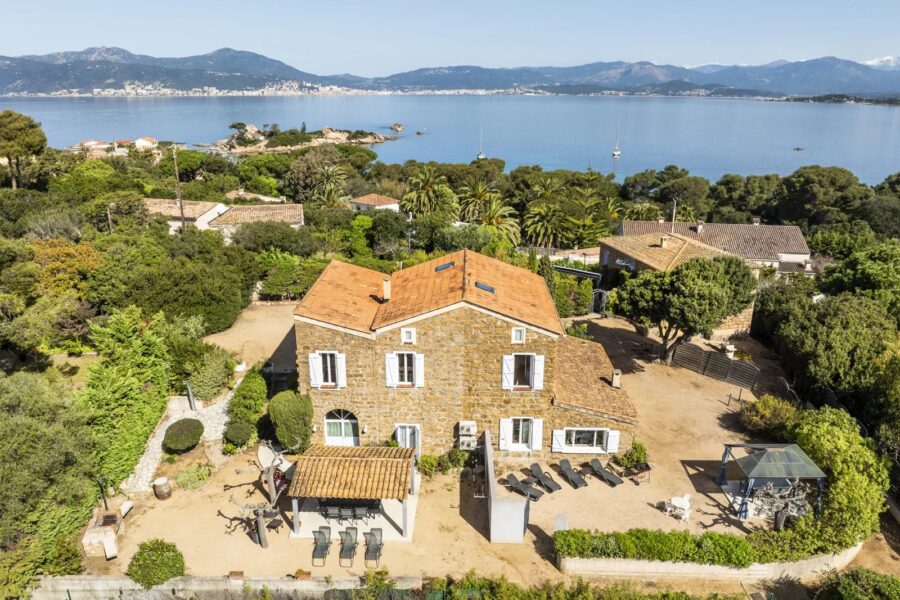 Exclusivité, Porticcio, Presqu’île d’Isolella, Villa type mas, 7 chambres, accès plage à pied, en bord de mer