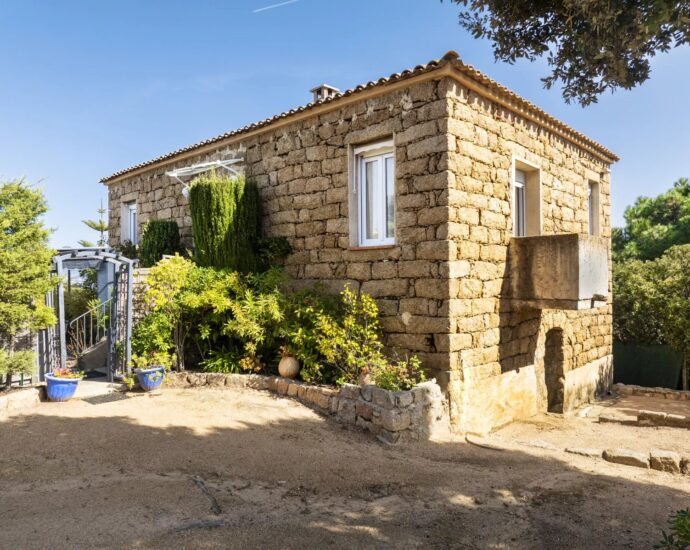 Exclusivité, Porticcio, Presqu’île d’Isolella, Villa type mas, 7 chambres, accès plage à pied, en bord de mer