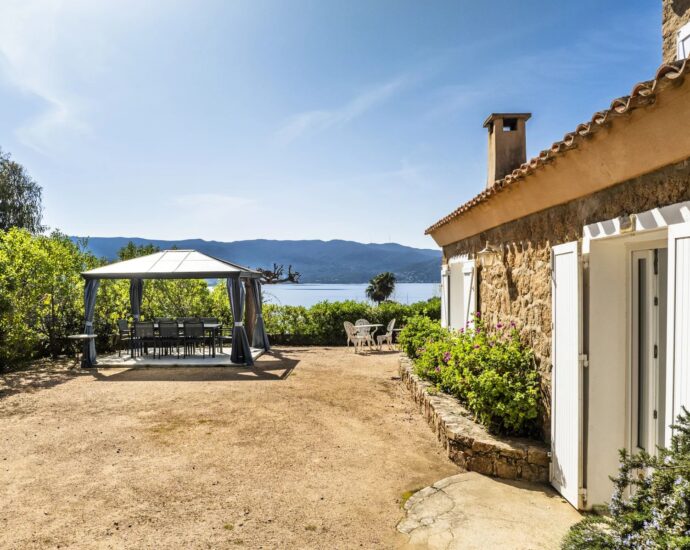 Exclusivité, Porticcio, Presqu’île d’Isolella, Villa type mas, 7 chambres, accès plage à pied, en bord de mer