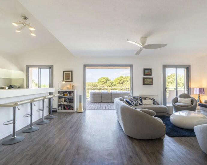 Porto-Vecchio, Domaine de Cala Rossa, villa 6 bedrooms, swimming pool and beach at walking distance