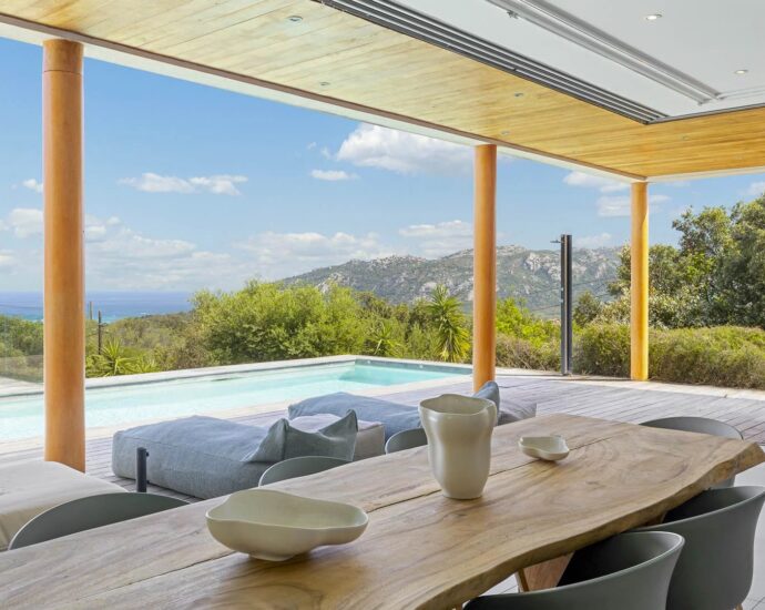 Porto-Vecchio, Santa Giulia, villa d’architecte, 4 chambres, piscine, vue mer, proche plage