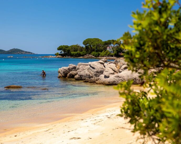 Exclusivité, Porticcio, Presqu’île d’Isolella, Villa type mas, 7 chambres, accès plage à pied, en bord de mer