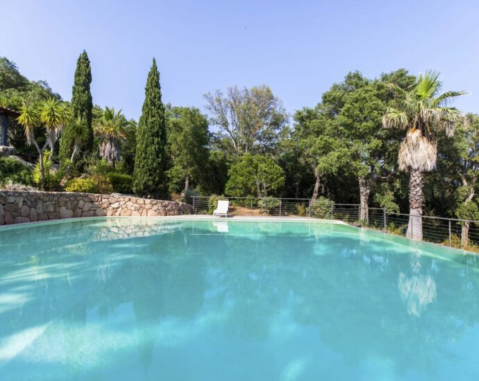 Sainte Lucie de Porto Vecchio, Villa 8 chambre, piscine, joli terrain, aperçu mer