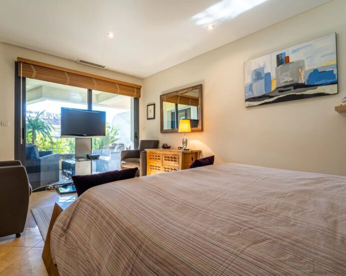 Calvi, appartement avec terrasse, plage à pieds, vue montagnes, aperçu mer