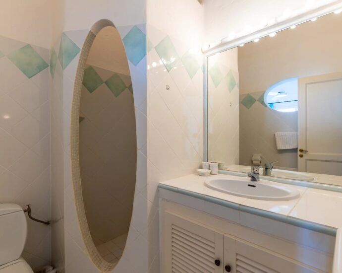 Exclusivité, Porto-Vecchio, Villa d’architecte, 7 chambres, piscines, vue mer.