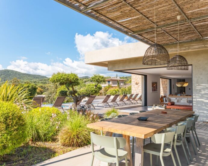 Pinarello, Villa de 6 chambres, piscine, plage à pied, vue montagne