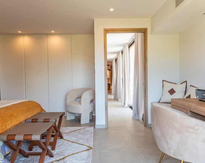 Pinarello, villa 4 chambres, avec piscine, domaine sécurisé, vue dégagée sur le maquis, proche plage