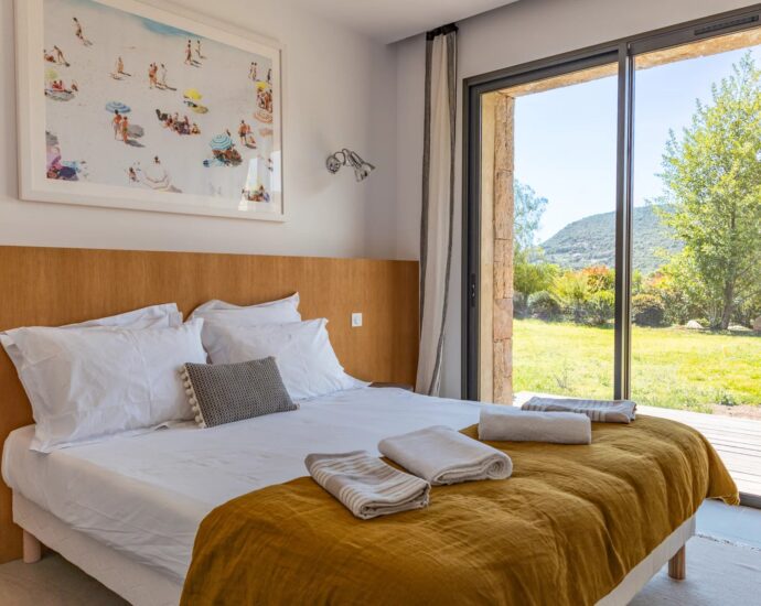 Pinarello, Villa de 6 chambres, piscine, plage à pied, vue montagne