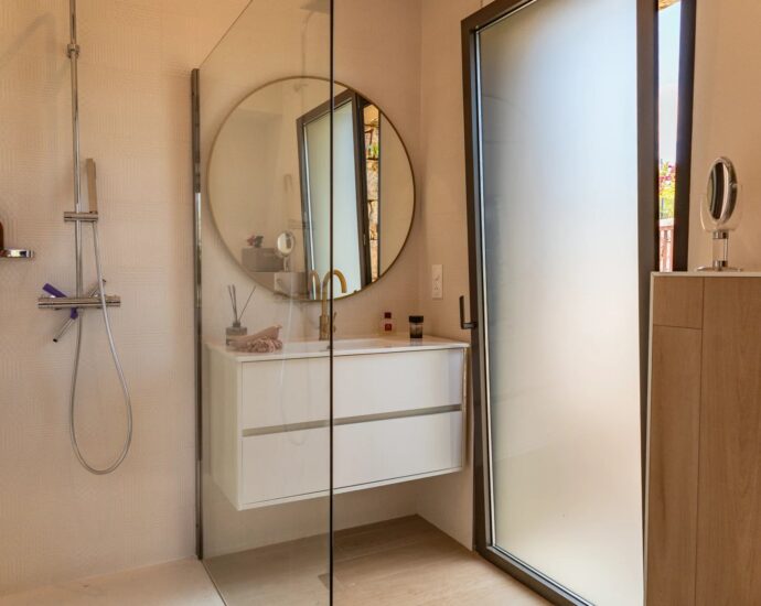 Pinarello, villa 4 chambres, avec piscine, domaine sécurisé, vue dégagée sur le maquis, proche plage