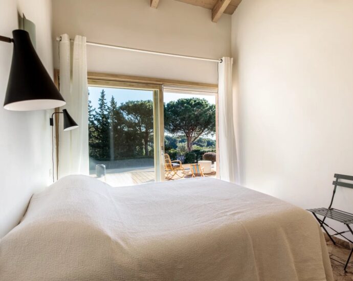 Palombaggia, villa 6 chambres, accès plage à pieds par un chemin privé, piscine, vue mer, proche plage