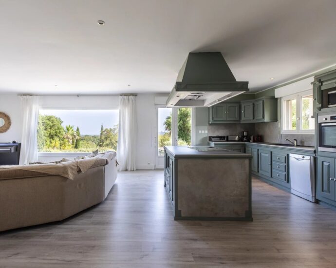 Sainte Lucie de Porto Vecchio, Villa 8 chambre, piscine, joli terrain, aperçu mer