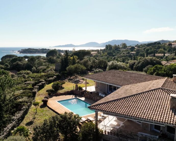 Palombaggia, villa 6 chambres, accès plage à pieds par un chemin privé, piscine, vue mer, proche plage