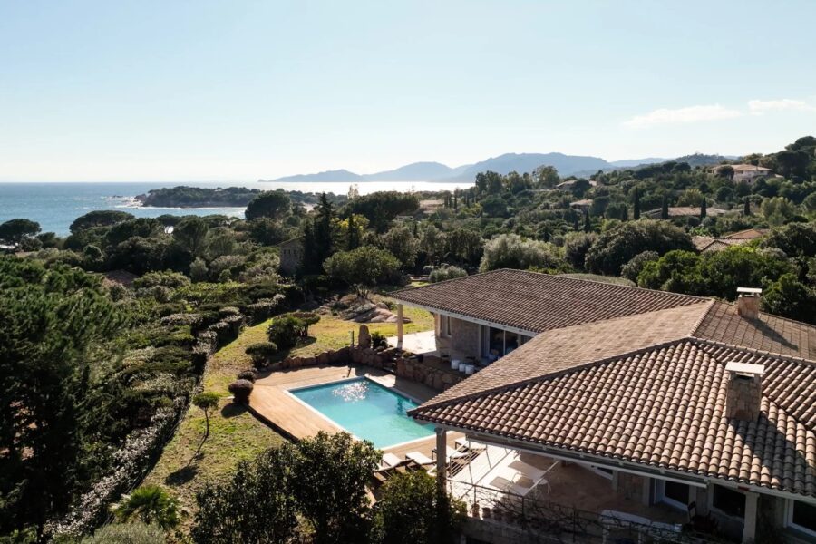 Palombaggia, villa 6 chambres, accès plage à pieds par un chemin privé, piscine, vue mer, proche plage