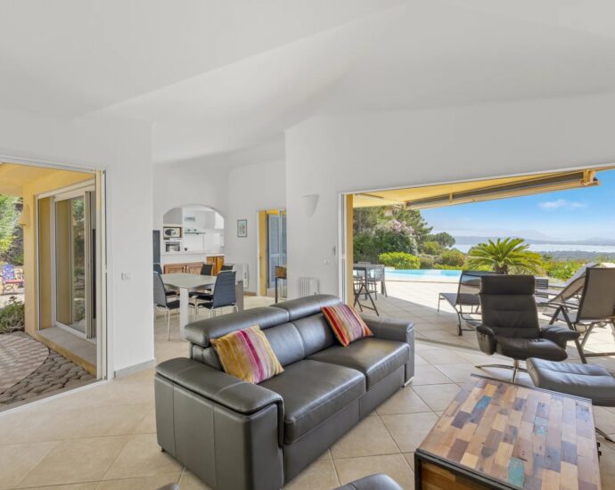 Ste Lucie de Porto-Vecchio –  Villa 3 chambres avec piscine, garage, vue panoramique mer et montagnes