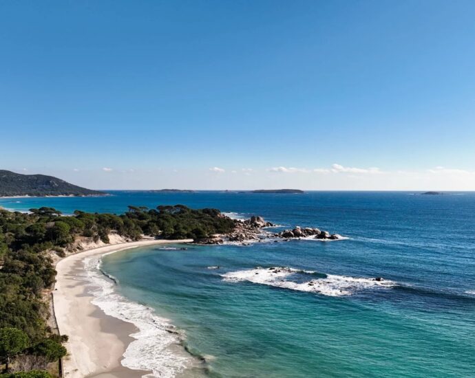Palombaggia, villa 6 chambres, accès plage à pieds par un chemin privé, piscine, vue mer, proche plage