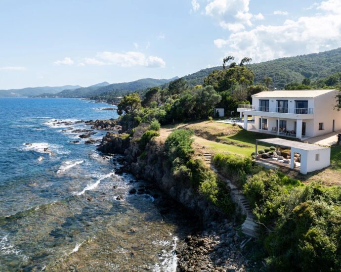 WATERFRONT VILLA WITH PANORAMIC SEA VIEW