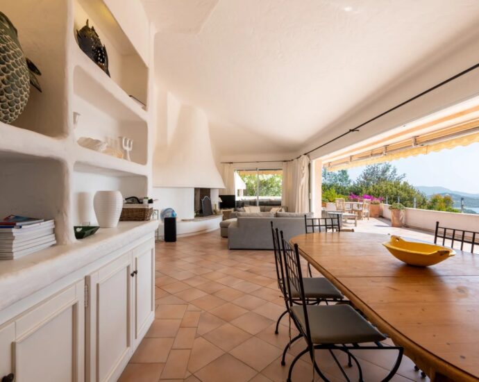 Exclusivité, Porto-Vecchio, Villa d’architecte, 7 chambres, piscines, vue mer.