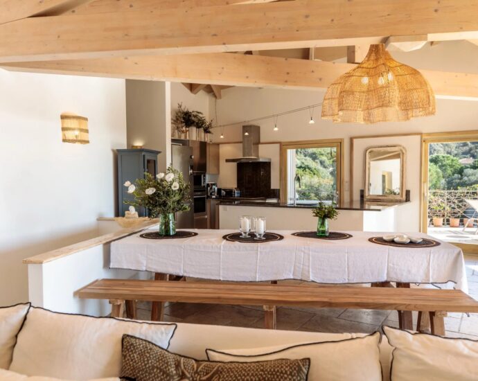 Palombaggia, villa 6 chambres, accès plage à pieds par un chemin privé, piscine, vue mer, proche plage
