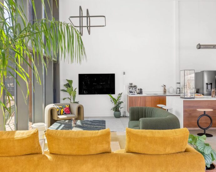 Bonifacio, contemporary villa, close to the beach and town center.
