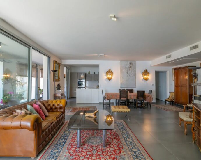 Ajaccio, Appartement de standing de type T4, vue mer panoramique, plage à pied
