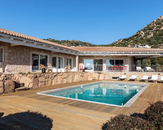 Palombaggia, villa 6 chambres, accès plage à pieds par un chemin privé, piscine, vue mer, proche plage