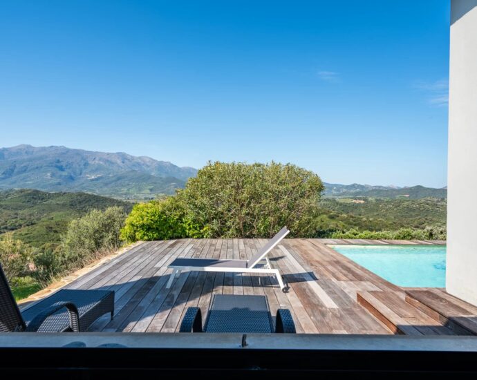 Oletta, villa d’architecte, 5 chambres,  piscine, proche plage
