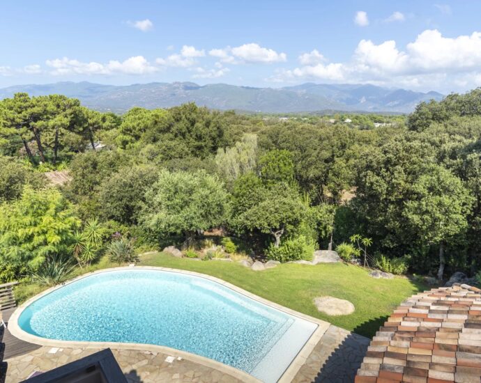 Porto-Vecchio, Domaine de Cala Rossa, villa 6 bedrooms, swimming pool and beach at walking distance