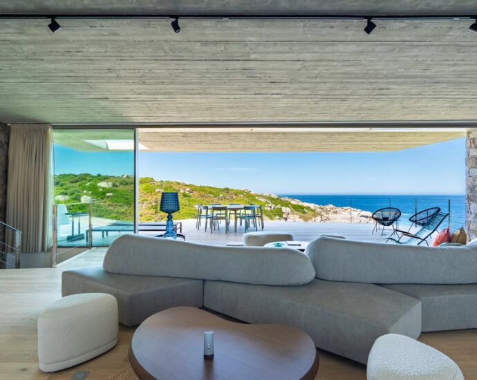 Lumio, villa d’architecte, pied dans l’eau, vue panoramique mer et maquis