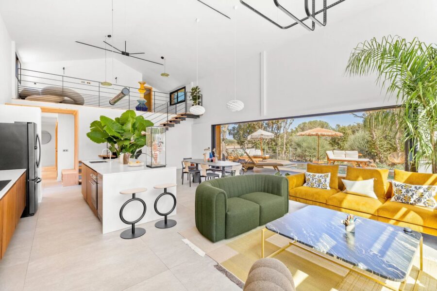 Bonifacio, contemporary villa, close to the beach and town center.