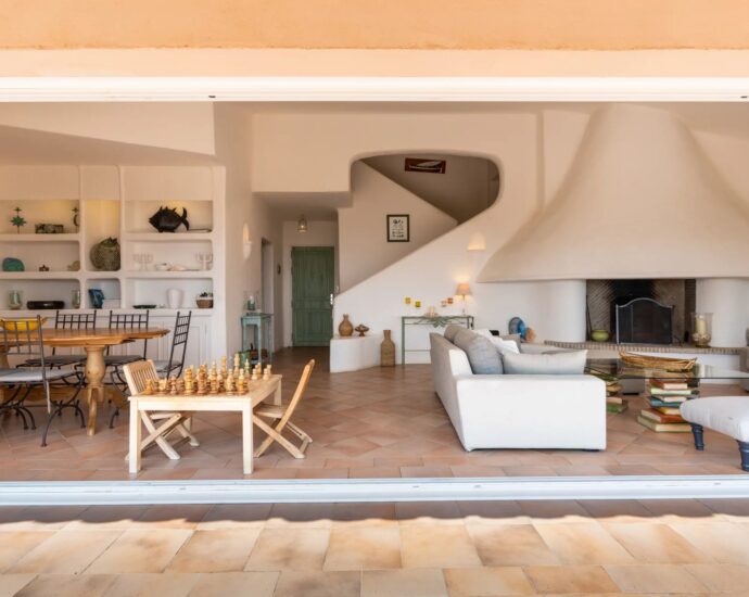 Exclusivité, Porto-Vecchio, Villa d’architecte, 7 chambres, piscines, vue mer.